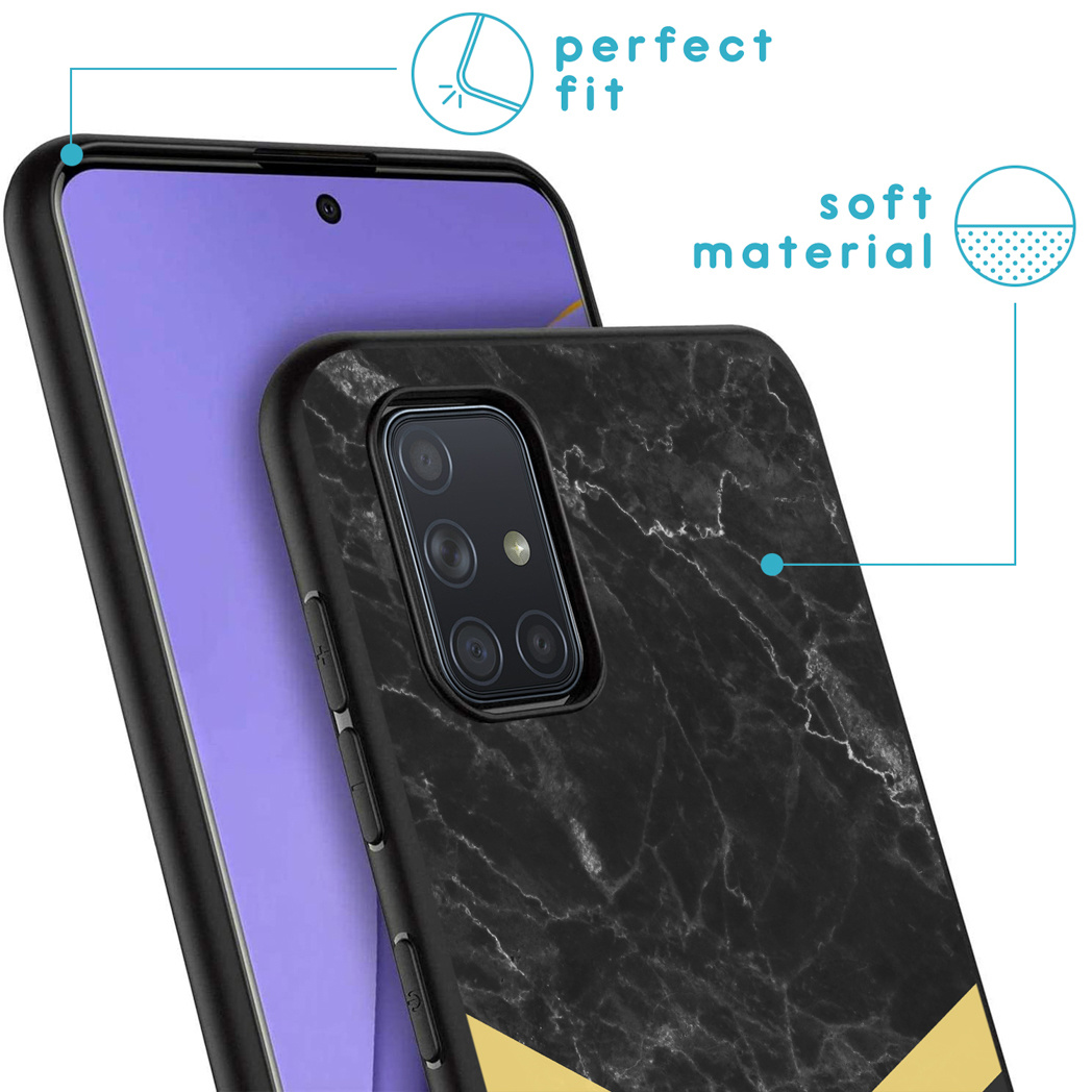 Telefoonhoesje met marmerdesign, zwart met gouden accenten. Pijlen wijzen op 'perfecte pasvorm' en 'zacht materiaal'.