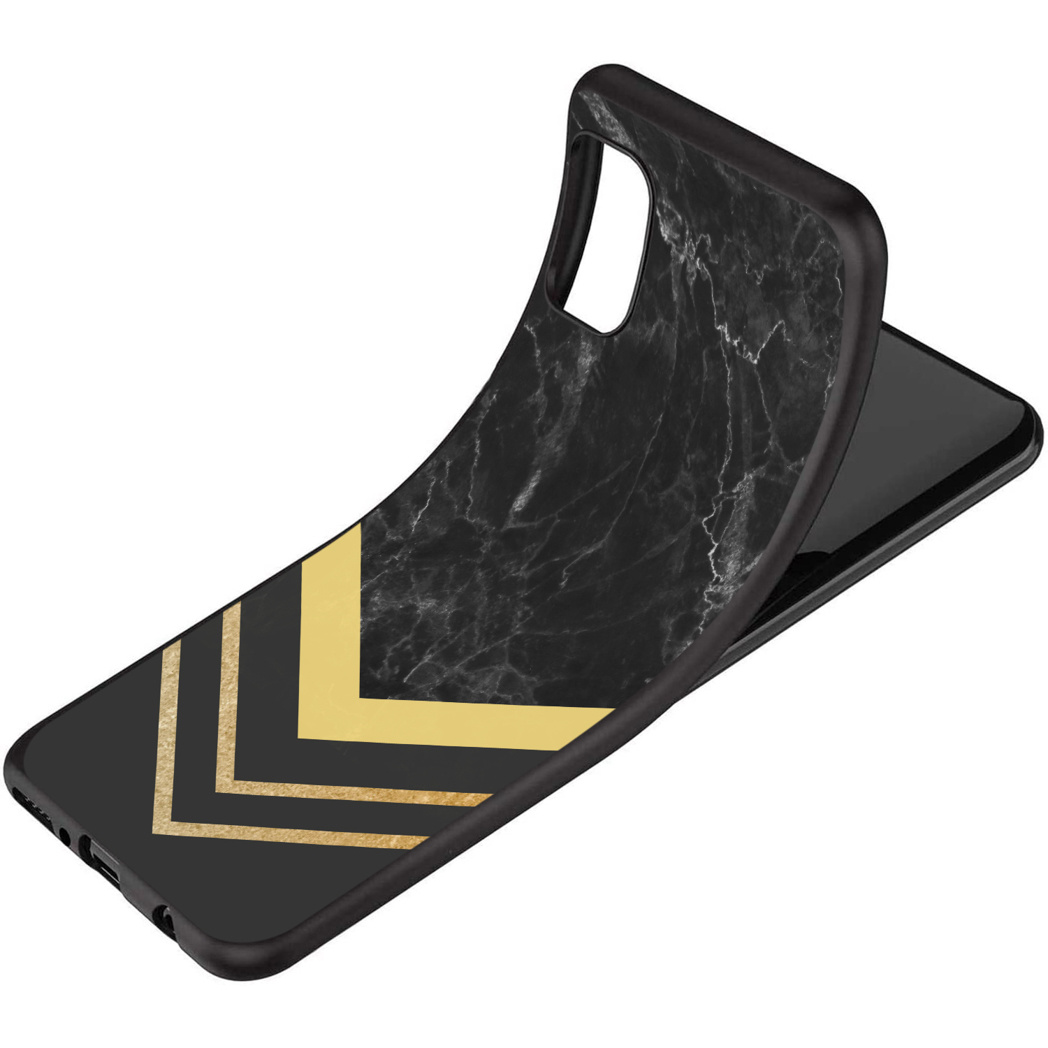 Zwart telefoonhoesje met een marmerontwerp en gouden chevron detail. Het hoesje is open.
