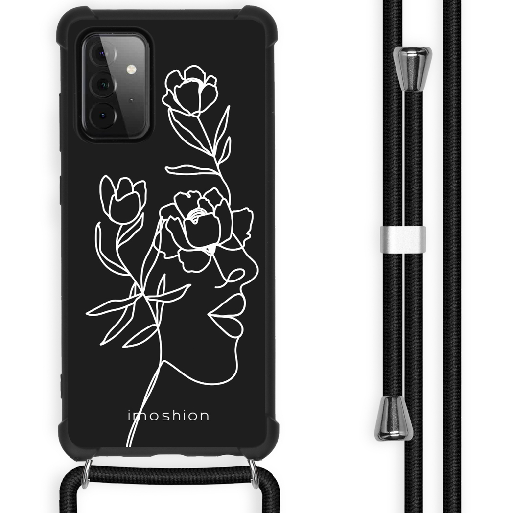 Zwarte telefoonhoes met witte bloemenomtrek en bandje. De achtergrond is wit.