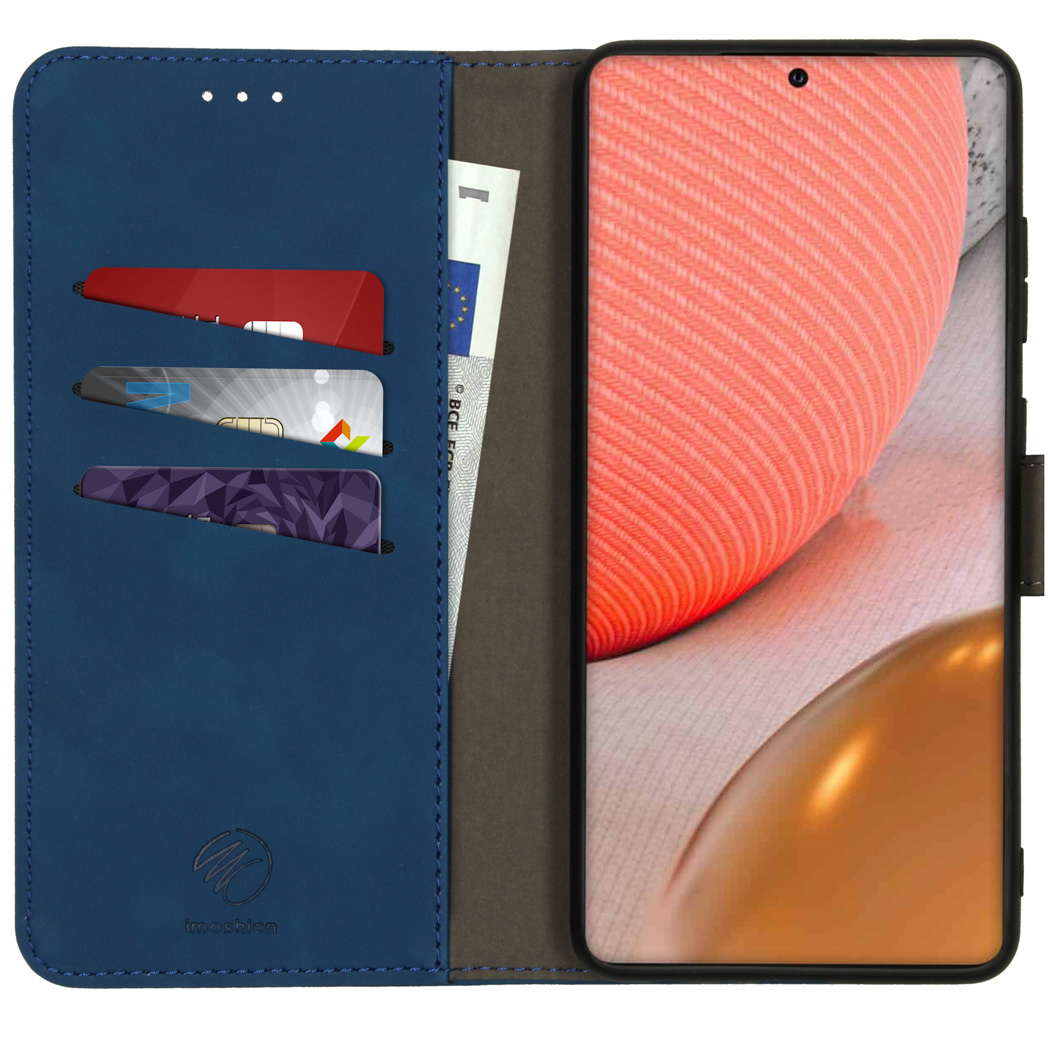 Un étui de téléphone en cuir bleu avec des fentes pour cartes et de l'argent est ouvert. L'écran du téléphone affiche une image pêche.
