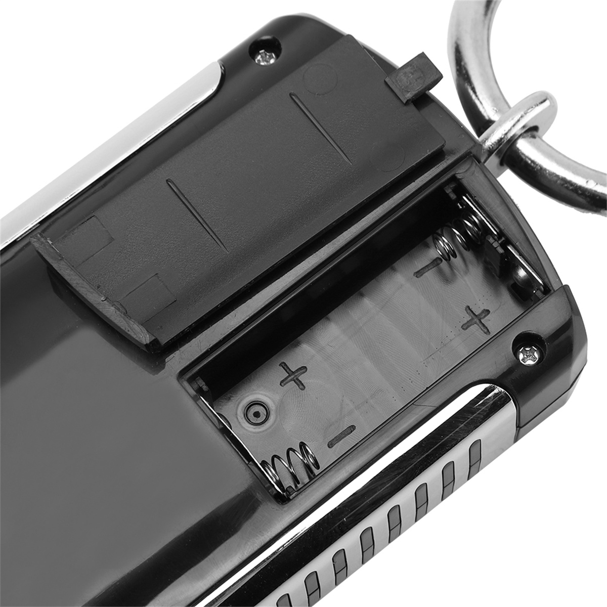 Elektronische Waage mit geöffnetem Batteriefach, das Batterien und Federn zeigt.