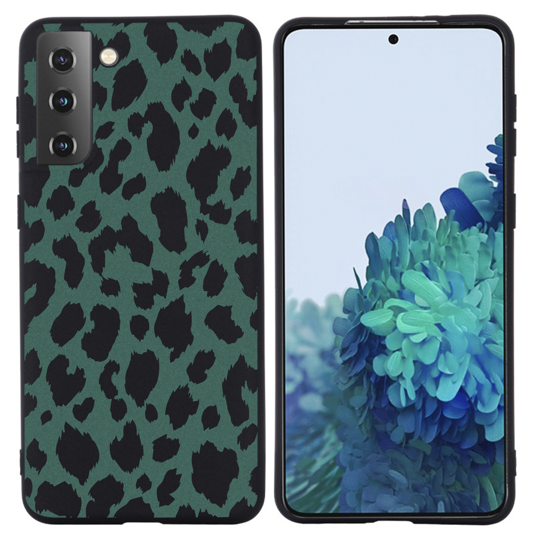 Custodia per telefono con macchie di leopardo verdi. Lo schermo del telefono è visibile e di colore chiaro.