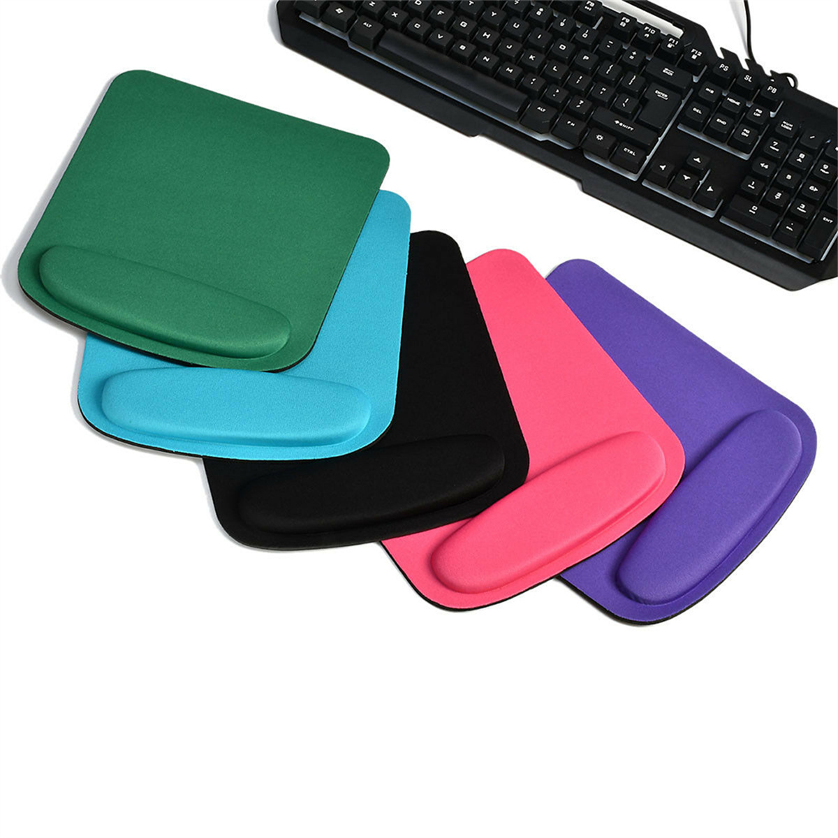 Verschiedene farbige Mauspads mit Handgelenkstützen und eine Tastatur. Farben: Grün, Blau, Schwarz, Rosa und Lila.