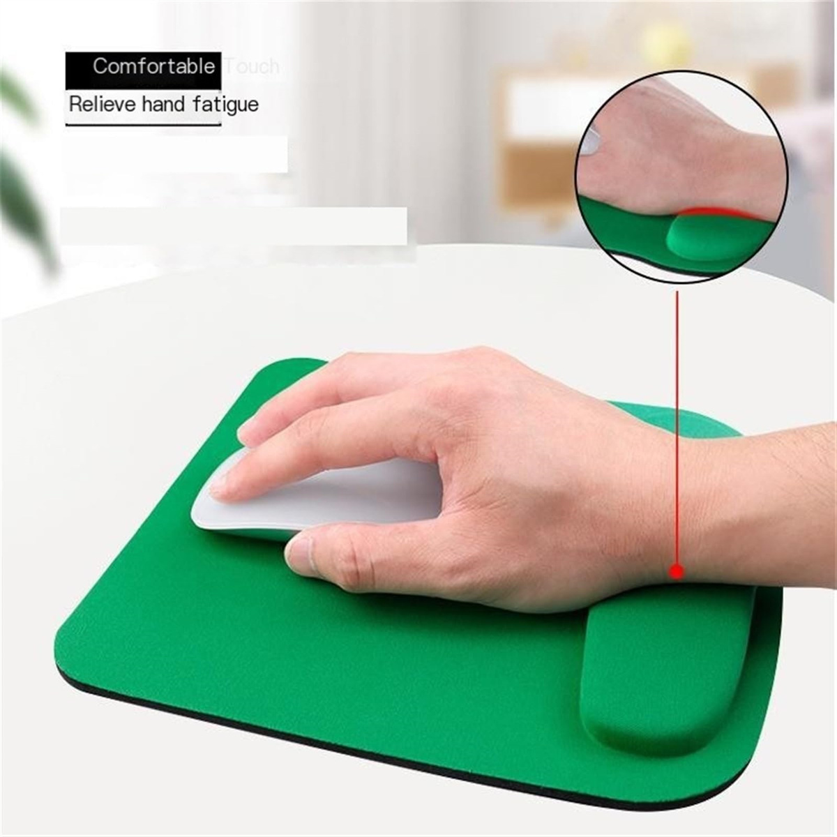 Ein grünes Mausp Pad mit Handgelenkauflage. Eine Hand liegt auf dem Pad und der Maus. Text: Comfortable Touch.