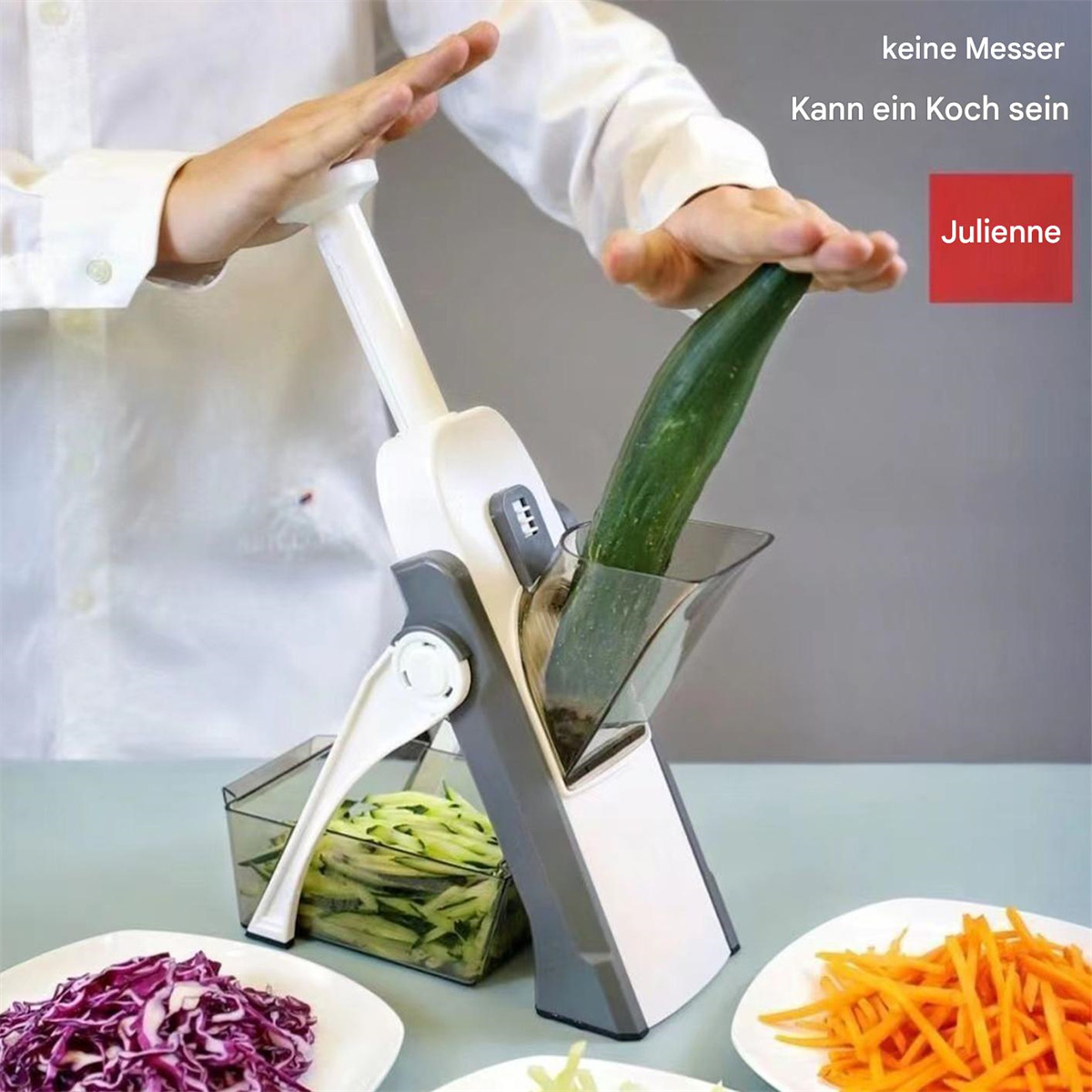 Eine Hand legt eine Gurke in einen Schneider. Teller mit geschnittenem Gemüse sind im Bild.