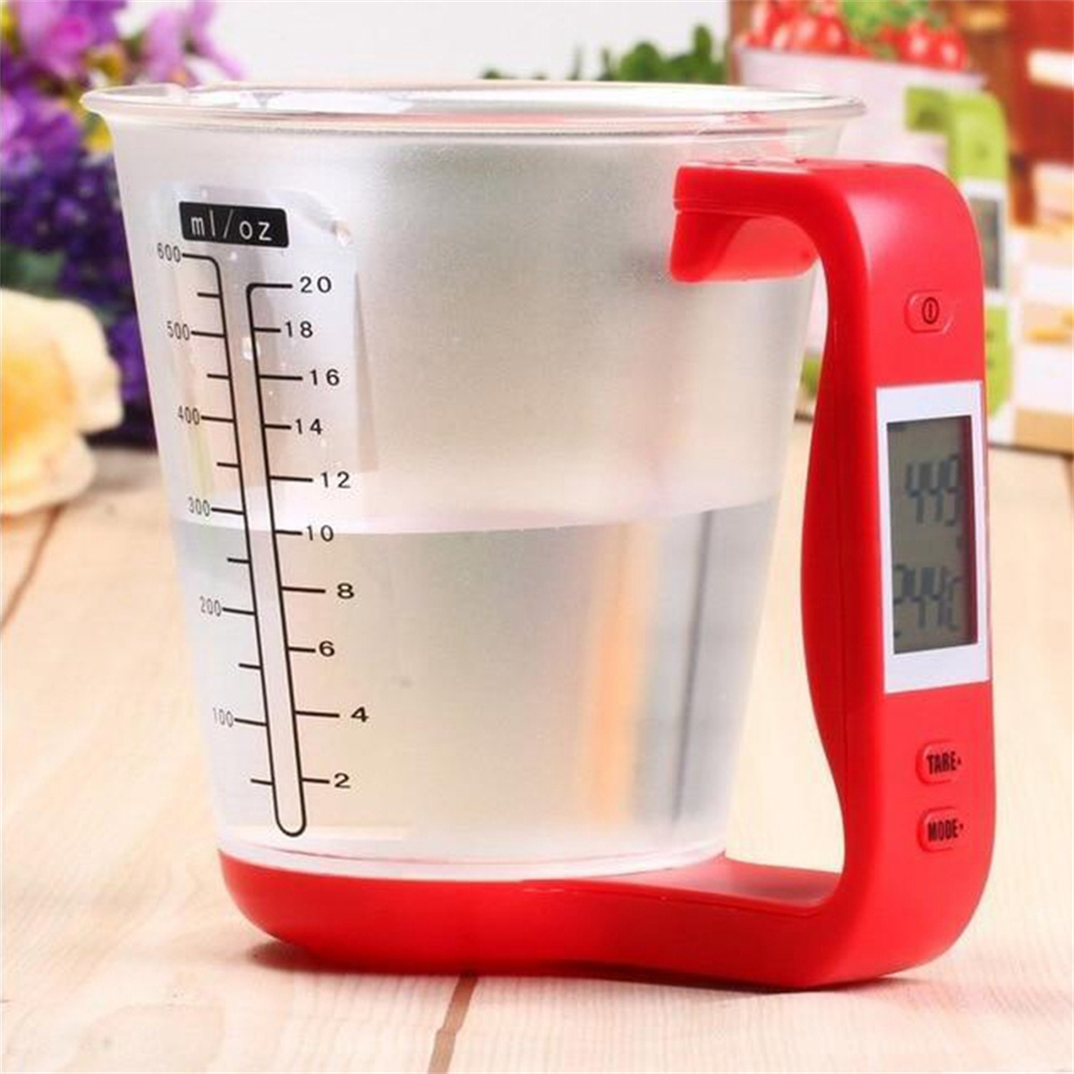 Messbecher mit Wasser. Roter Griff und Digitalanzeige. Zeigt Messungen und Wasserstand.