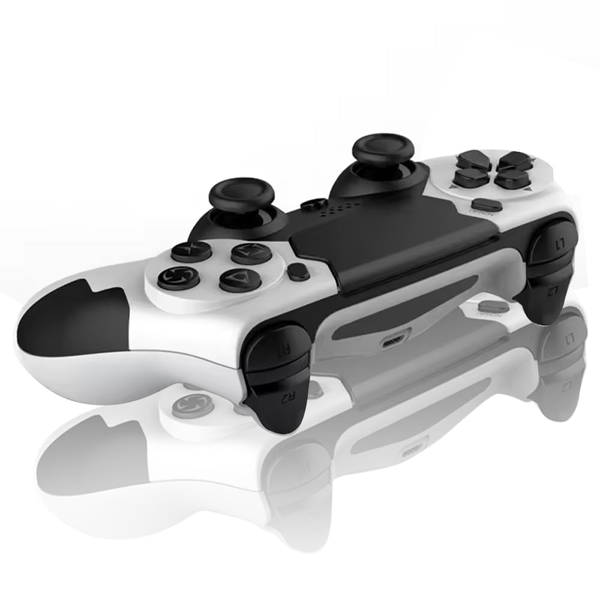 Controller di gioco bianco e nero angolato, con riflesso, su sfondo bianco.