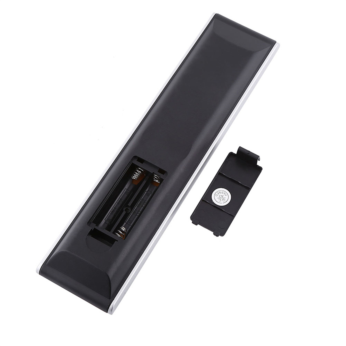 Schwarze Fernbedienung mit geöffnetem Batteriefach, Batterien sichtbar.