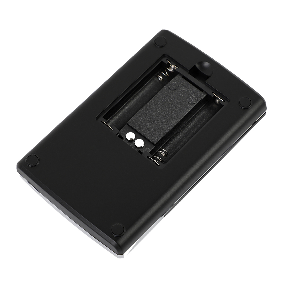 Die Unterseite einer schwarzen Waage mit dem Batteriefach.