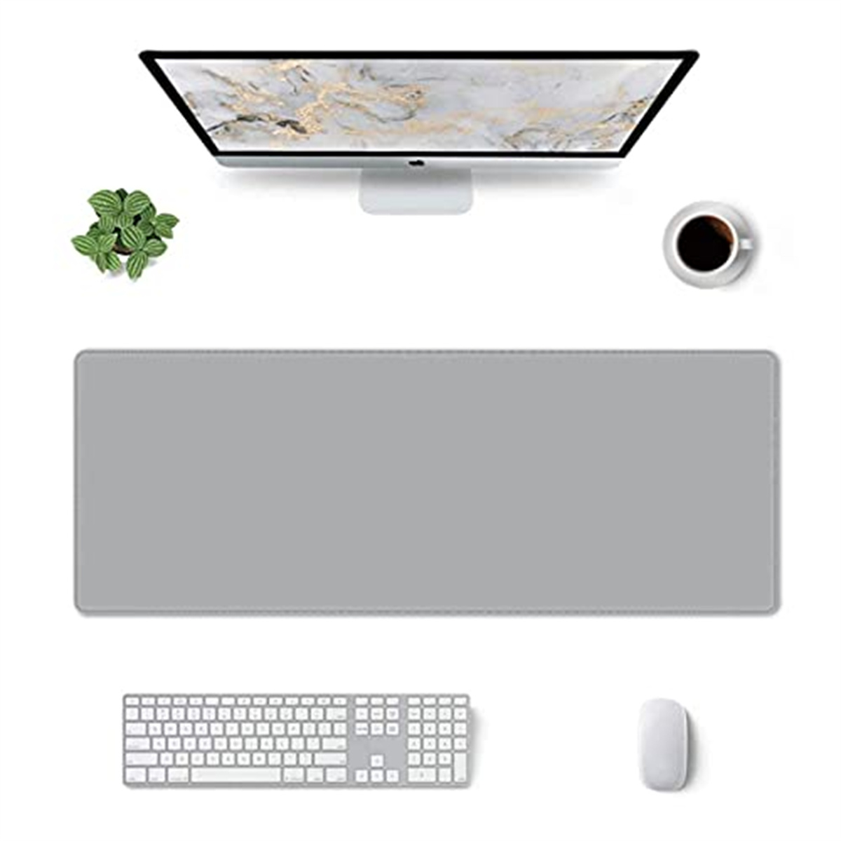 Schreibtisch-Setup mit grauem Mauspads, Tastatur, Monitor und Kaffeetasse.