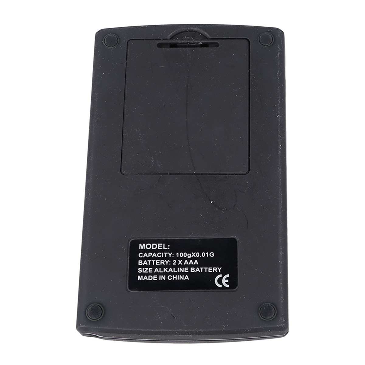 Eine schwarze elektronische Waage mit Modell, Kapazität, Batterie und anderen Details darauf.