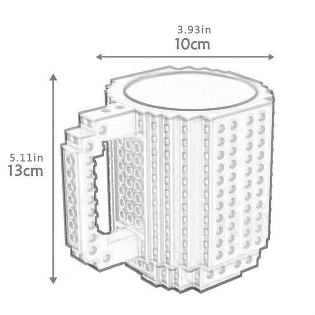 Eine Tasse im Lego-Stil mit angegebenen Abmessungen. Sie ist weiß und grau, mit einem Griff.