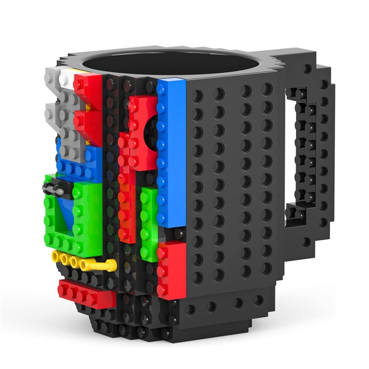 Eine schwarze Tasse aus bunten Lego-Steinen, mit Henkel und weißem Hintergrund.