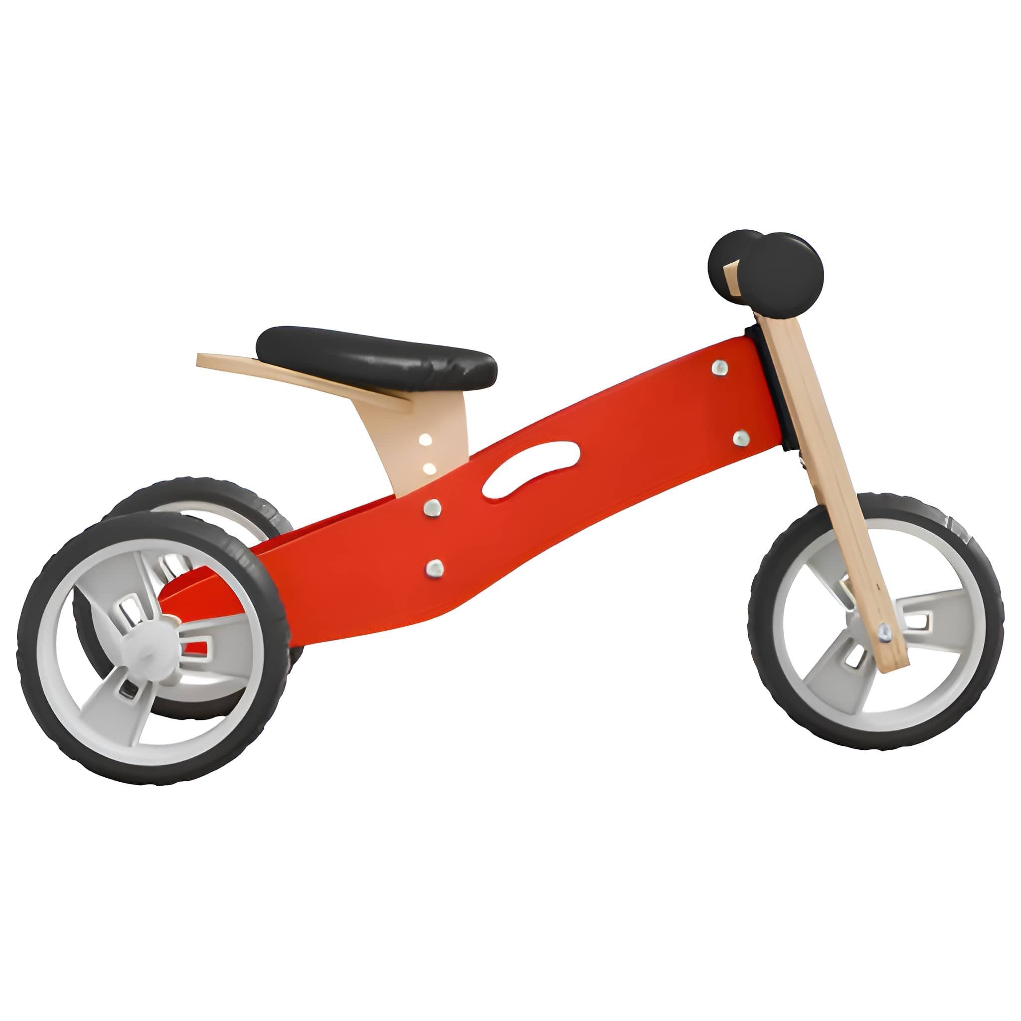Rotes hölzernes Laufrad mit drei Rädern und einem schwarzen Sitz. Das Fahrrad steht vor weißem Hintergrund.