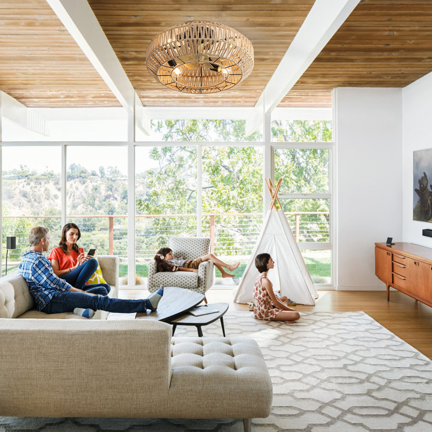 Eine Familie in einem Wohnzimmer. Über ihnen hängt ein Seil-Kronleuchter. Es gibt ein Zelt und einen Fernseher.