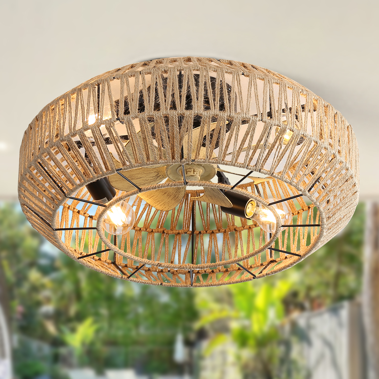 Ein Deckenventilator mit geflochtenem Seil-Design, mit drei Glühbirnen und einem verschwommenen grünen Hintergrund.