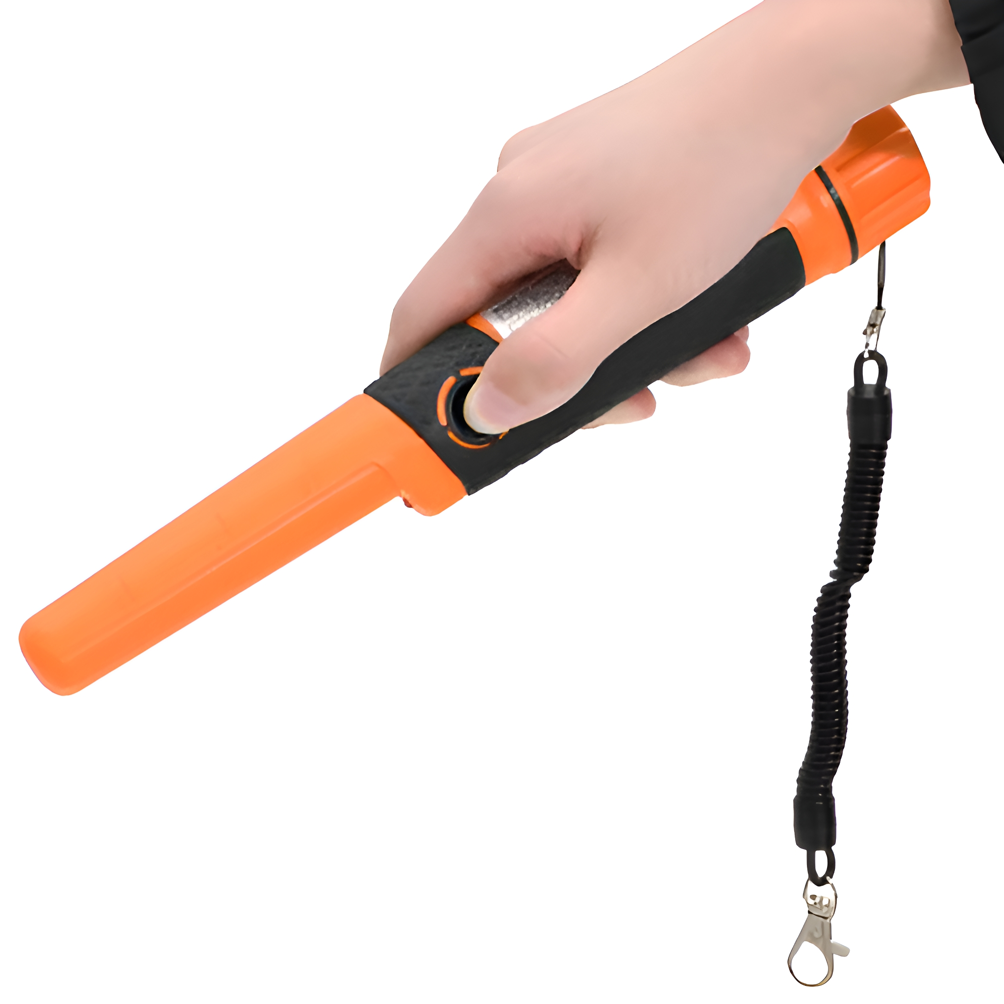Eine Hand hält einen orangefarbenen und schwarzen Metalldetektor. Ein schwarzes Spiralkabel mit Verschluss hängt daran.