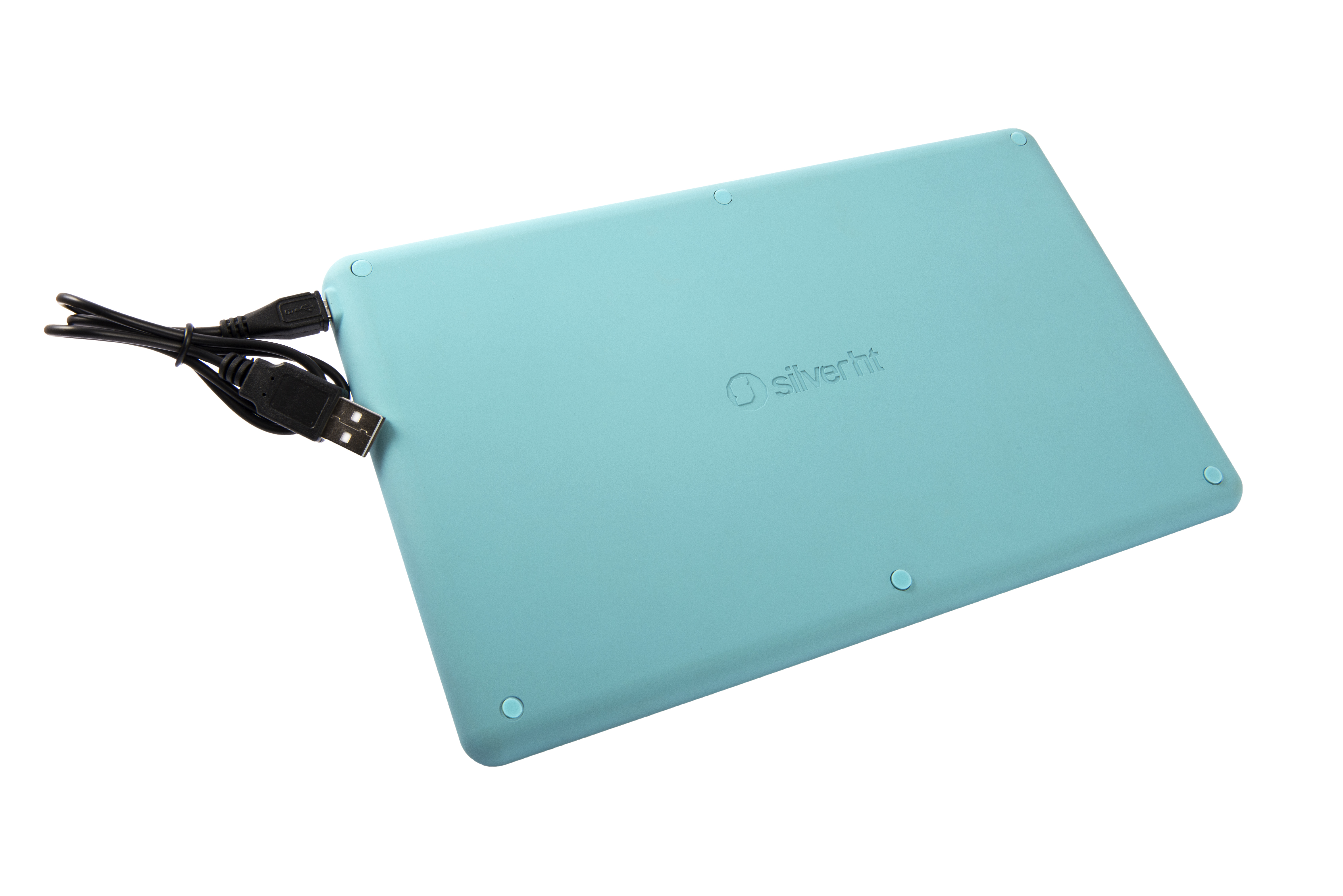 Un tablet azzurro chiaro con cavo di ricarica collegato. Mostra il retro.