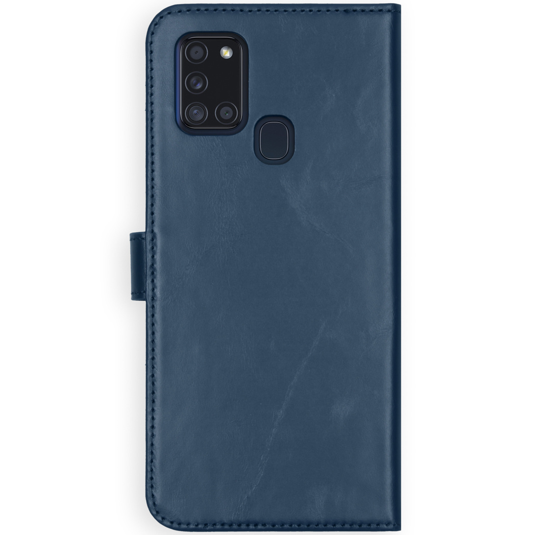 Étui de téléphone bleu avec découpes pour caméra, fermé par un rabat magnétique. Fond blanc.