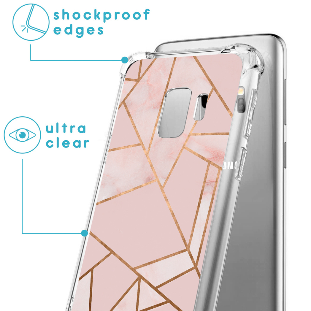 Telefoonhoesje met geometrisch ontwerp, op een telefoon. Witte achtergrond.