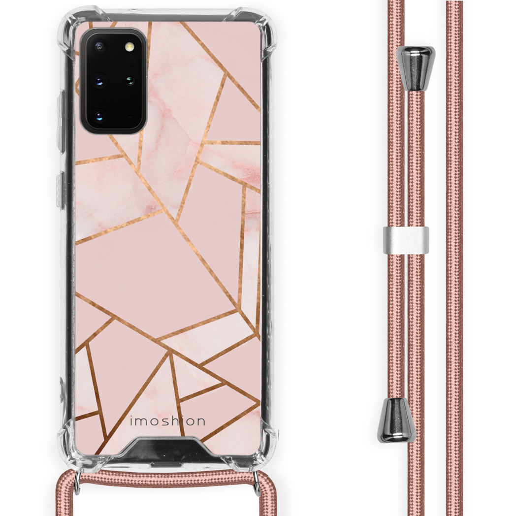 Coque de téléphone rose avec un motif géométrique doré et une sangle assortie.