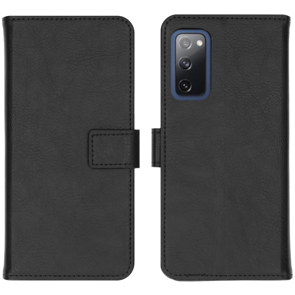 Zwarte leren telefoonhoes, open, met de telefoon erin. Blauwe camerakader en stiksels zijn zichtbaar.