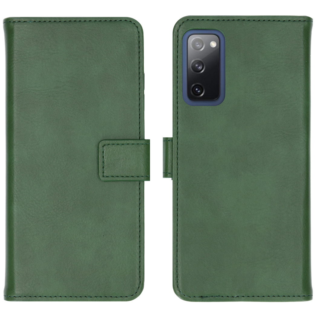 Étui de téléphone vert, ouvert, montrant le téléphone à l'intérieur. L'étui a une fermeture magnétique.