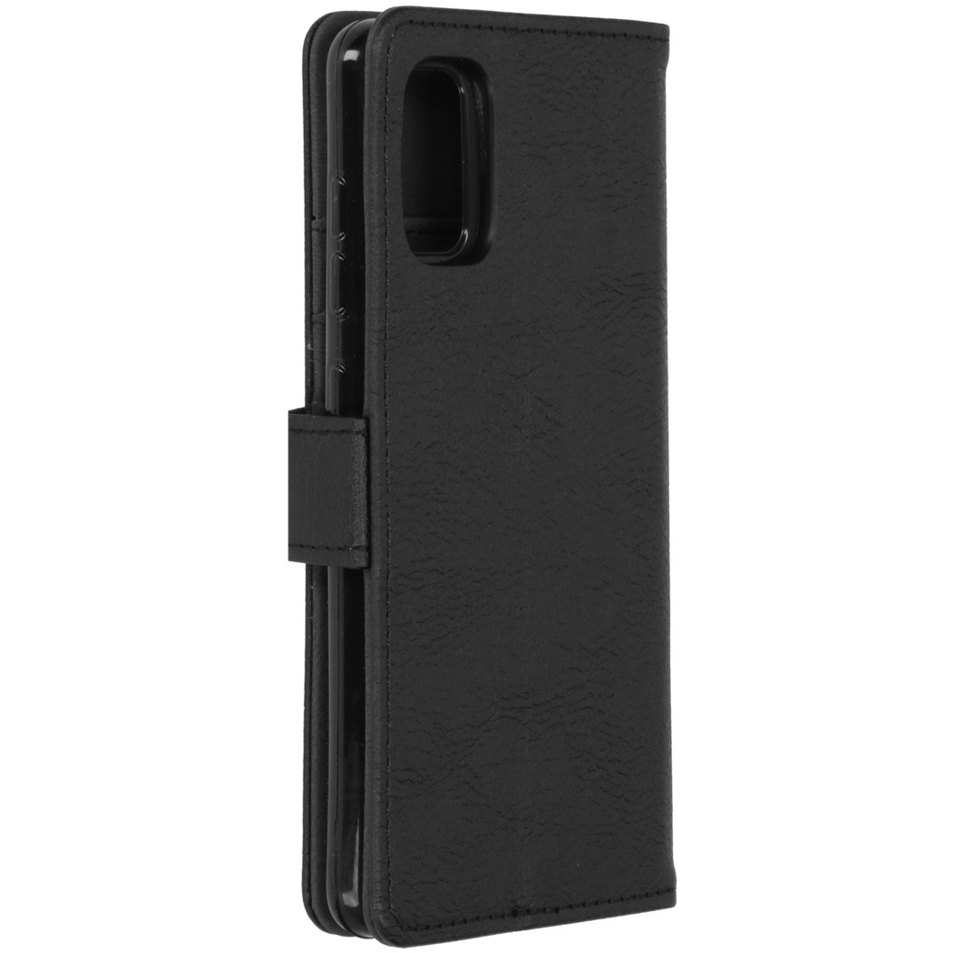 Étui de téléphone en cuir noir fermé, montrant le côté.