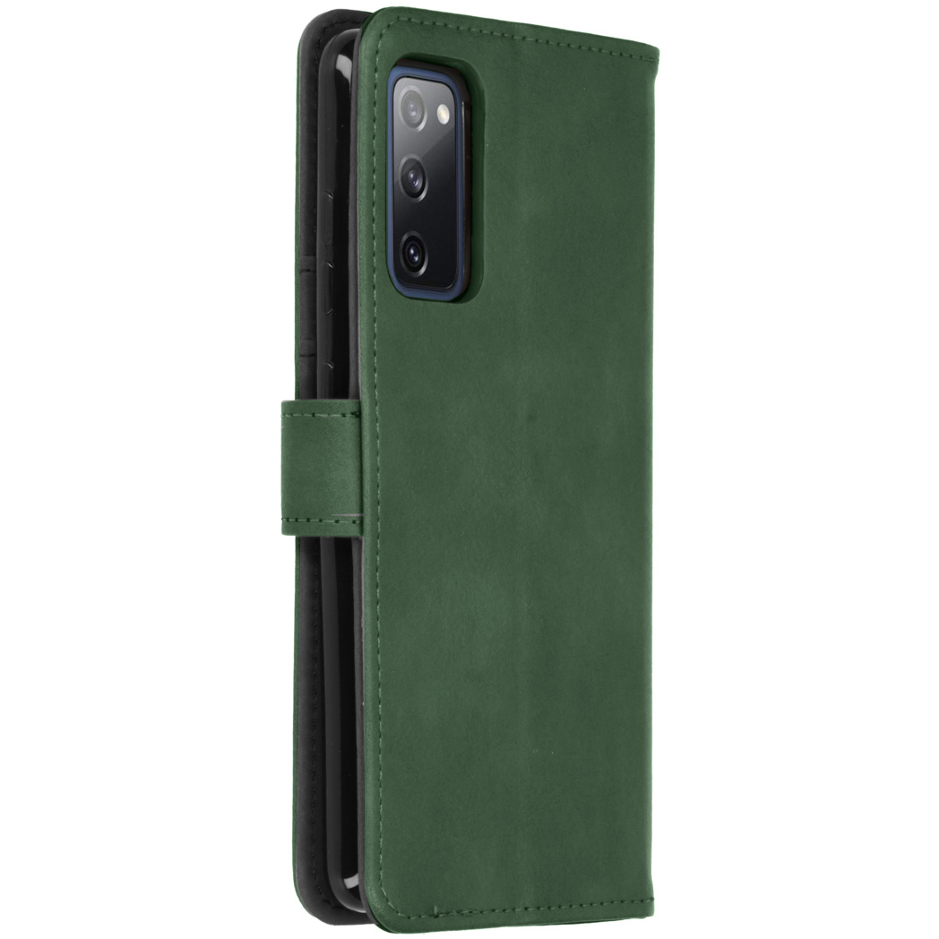 Étui de téléphone portefeuille vert. Téléphone à l'intérieur. Étui fermé, extérieur vert.