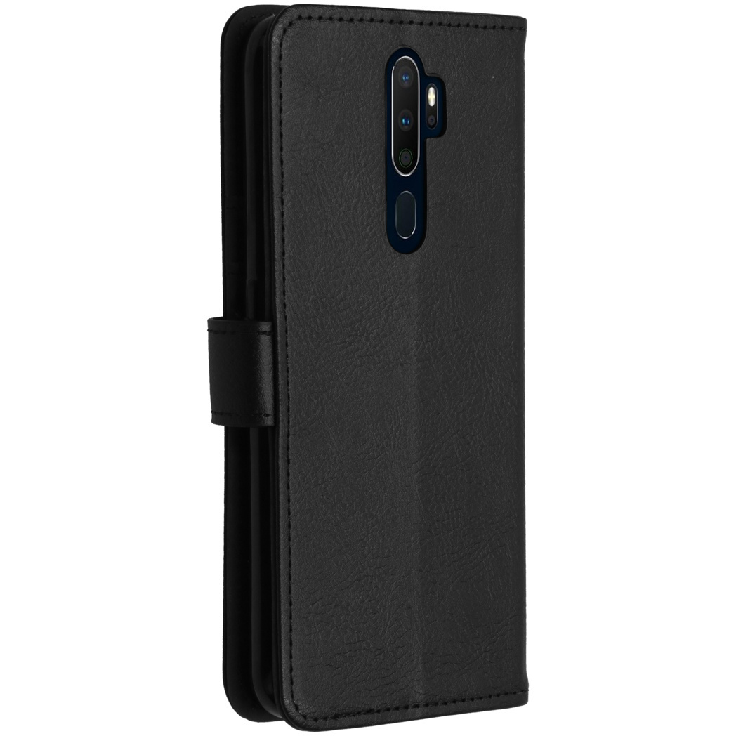 Zwarte telefoonhoes open. De hoes heeft een flap met een magnetische sluiting.
