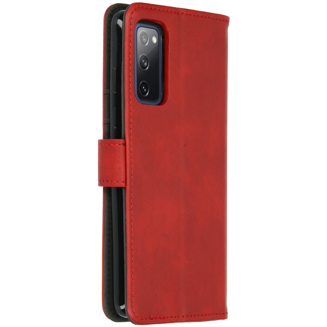 Étui de téléphone en cuir rouge, fermé. Un téléphone est inséré. Il a une sangle magnétique.