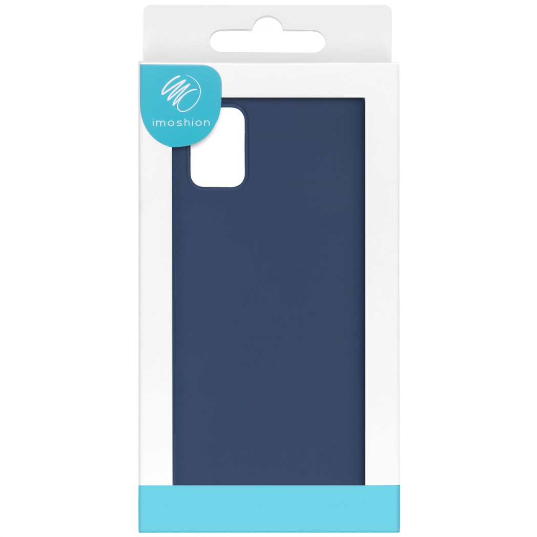 In doos verpakte marineblauwe telefoonhoes, met een effen blauw oppervlak. De hoes zit in een doos.