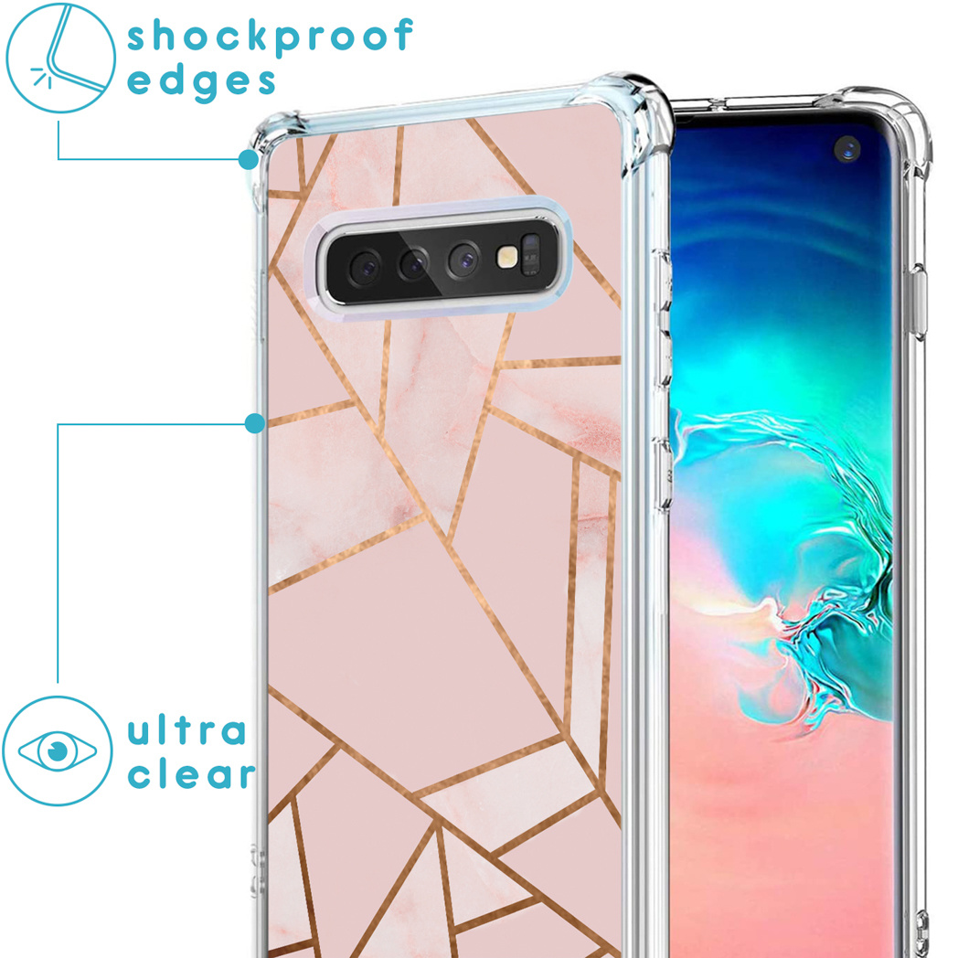Coque transparente avec motif marbre rose et lignes dorées, sur un téléphone.