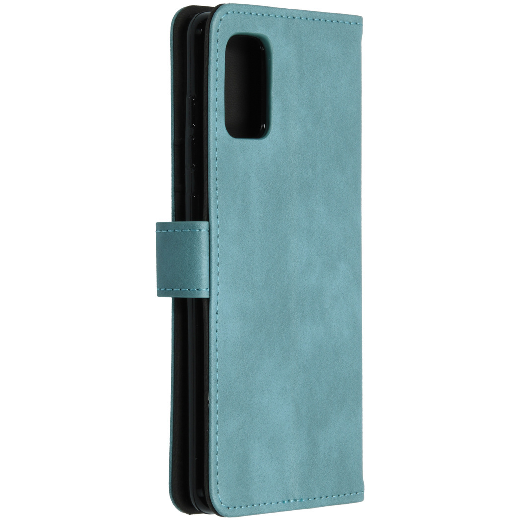 Lichtblauwe telefoonhoes, gesloten. Het ontwerp heeft een magnetische sluiting en een telefoon erin.