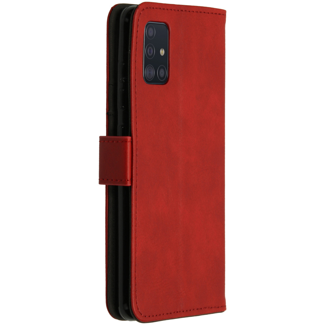 Étui de téléphone rouge, fermé, avec une fermeture magnétique. Le design a un téléphone à l'intérieur.