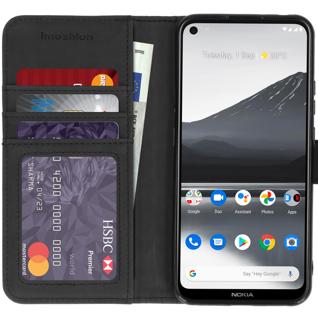 Custodia nera per telefono, aperta. Carte e denaro negli slot. Telefono a destra. Sfondo bianco.