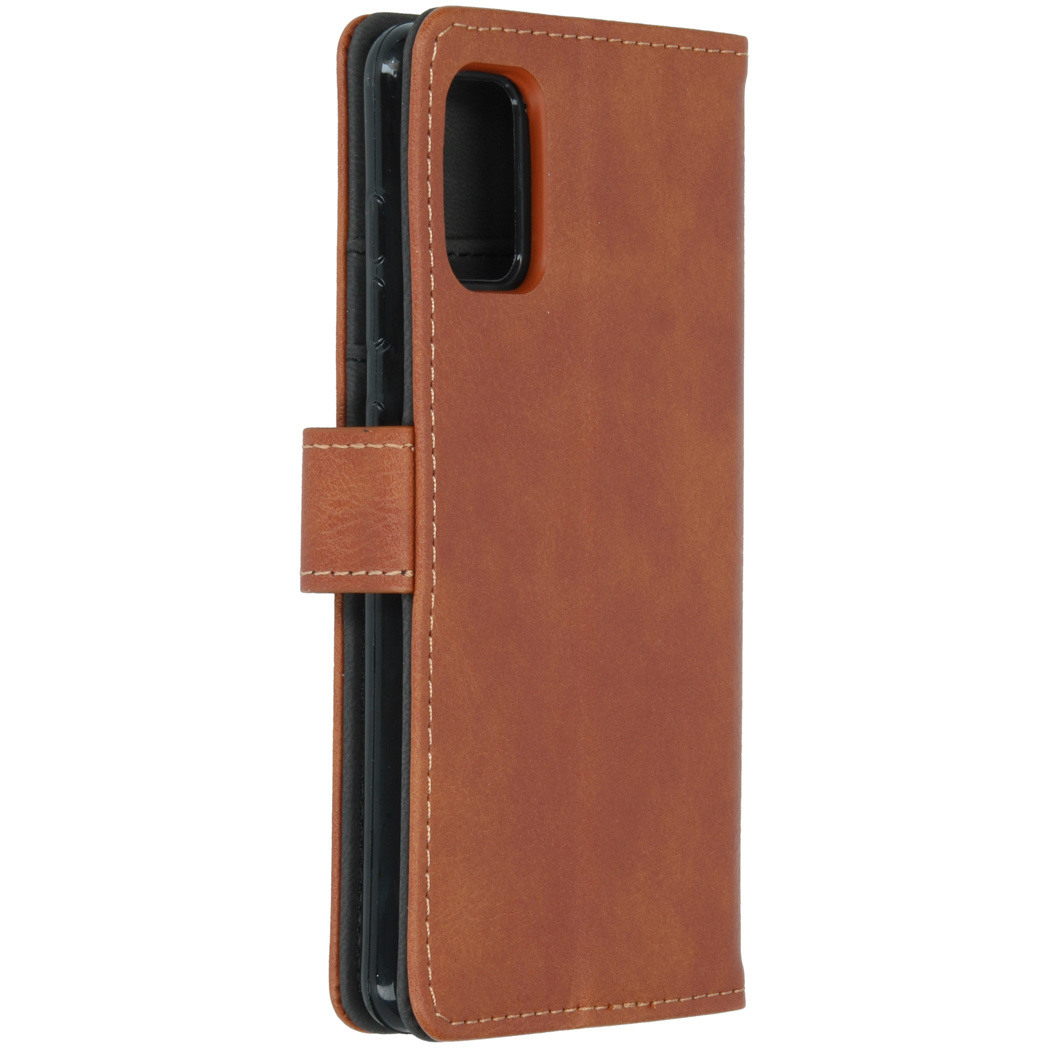 Coque de téléphone marron ouverte. Le téléphone est visible. La coque est fermée, montrant le profil latéral.