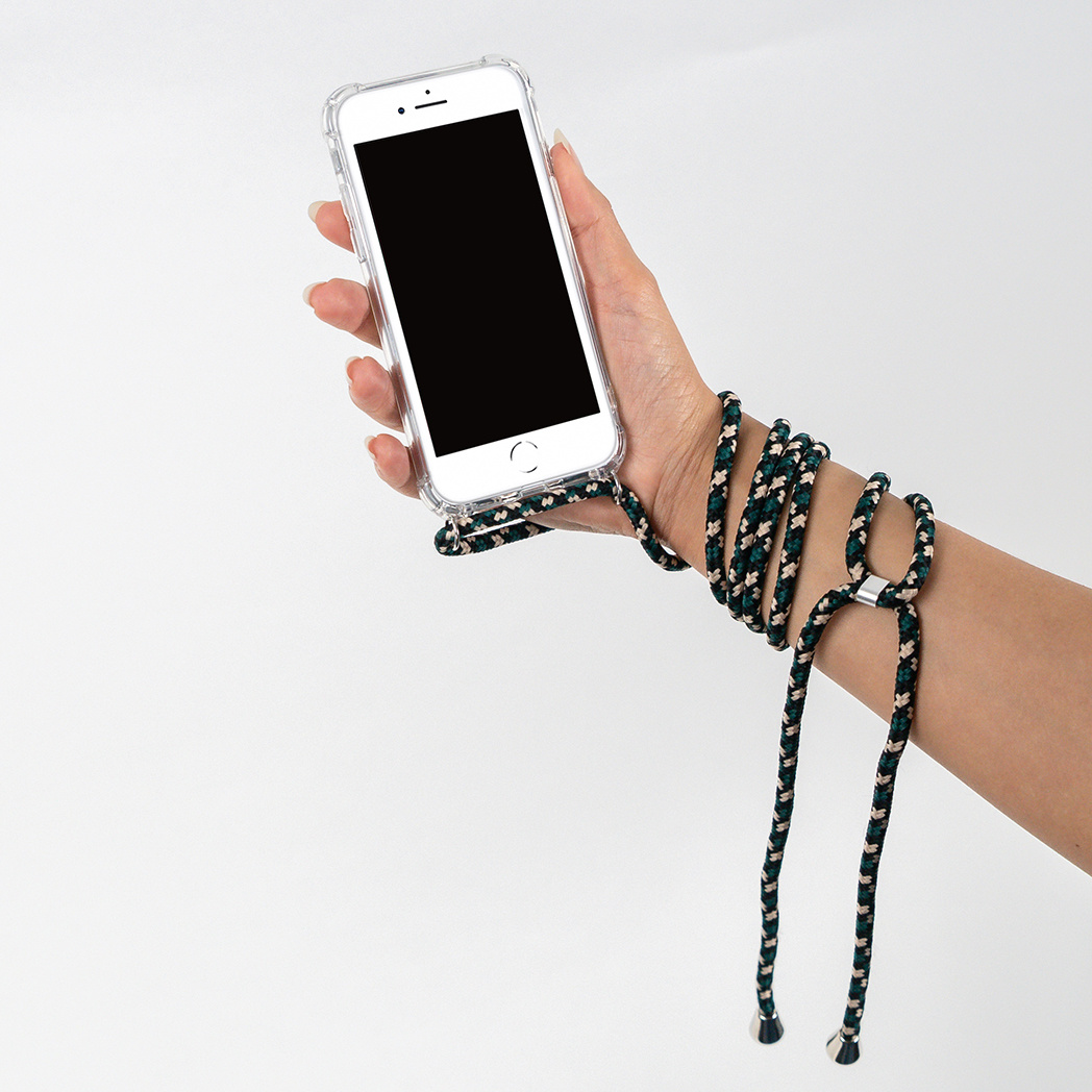 Une main tenant un téléphone avec une coque transparente. Une longue corde.