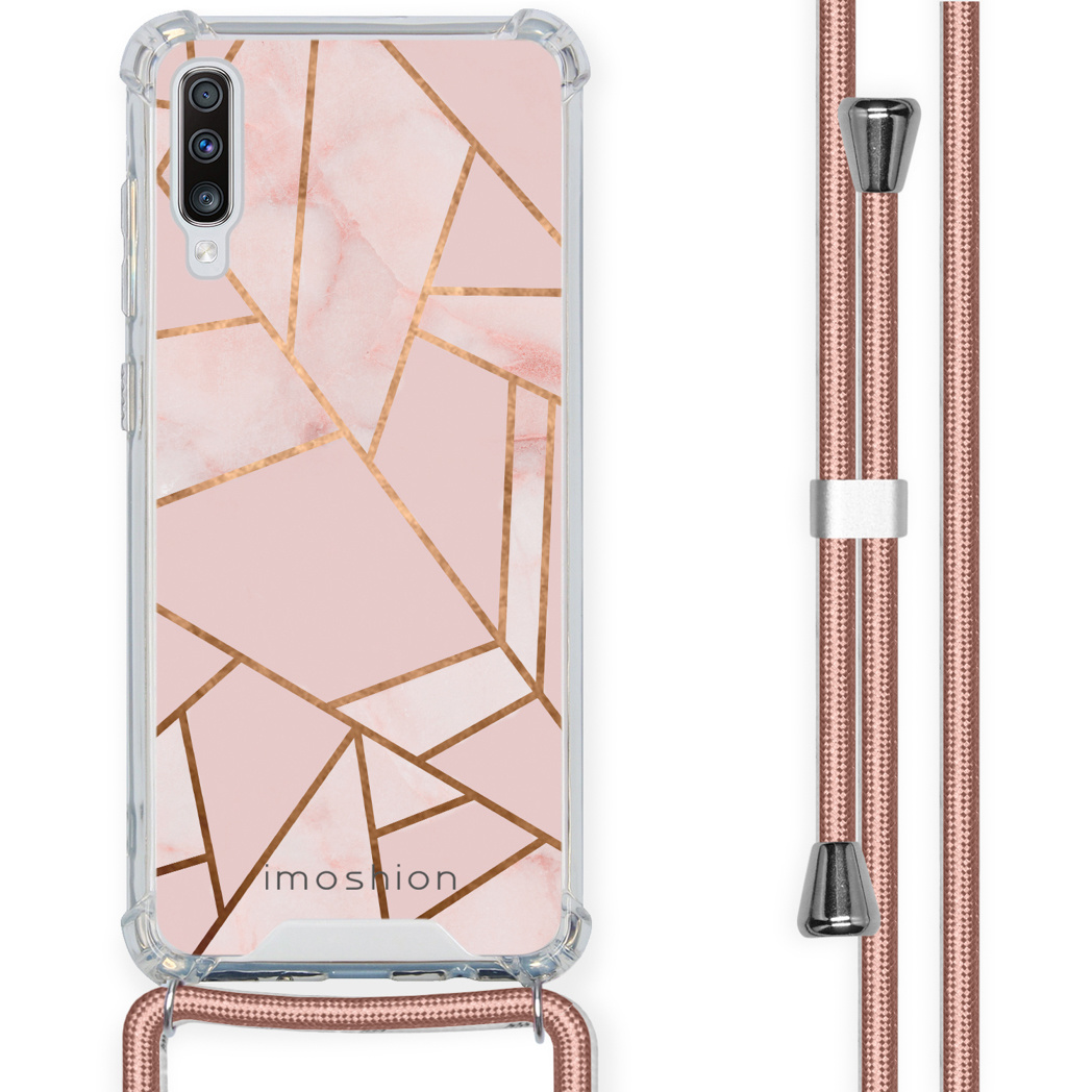 Coque de téléphone rose avec lignes géométriques dorées, attachée à un cordon rose. La coque a la marque 'imosnion'.