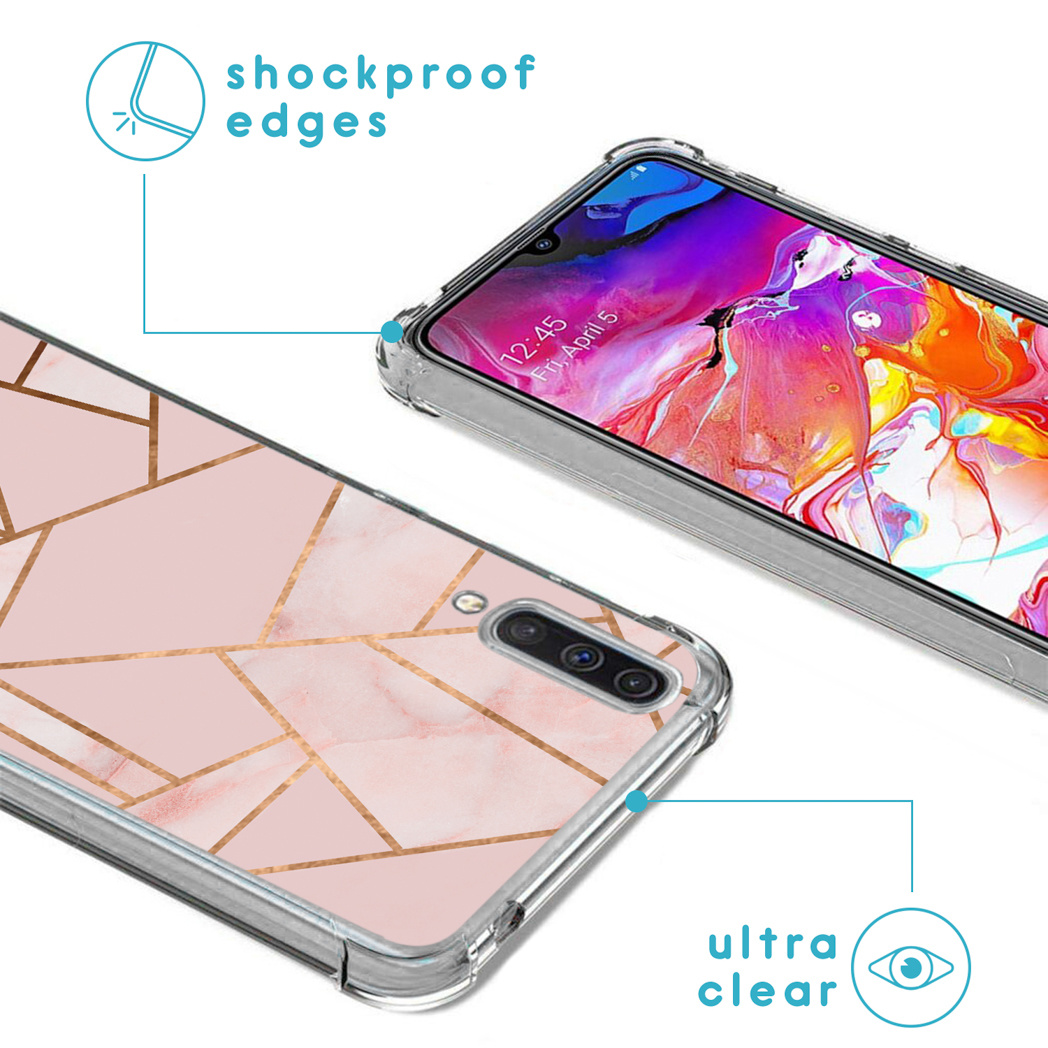 Téléphone avec un design géométrique rose dans un étui transparent. 'bords antichocs' et 'ultra clair' étiquetés.