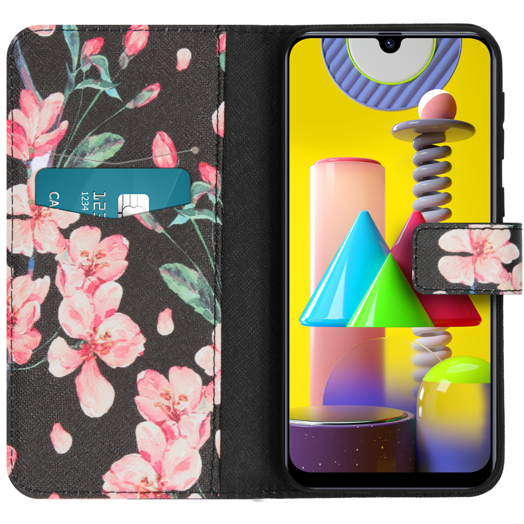 Telefoonhoes met bloemen, zwarte achtergrond, creditcard zichtbaar. Telefoon rechts.