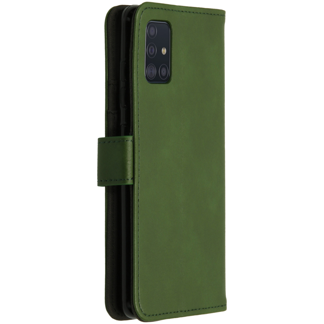 Groene telefoonhoes met magnetische sluiting. Telefoon met camera's zichtbaar.