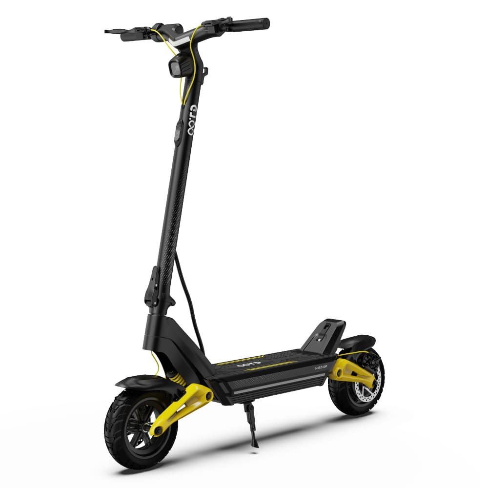 Monopattino elettrico nero e giallo su sfondo bianco. Ha due ruote e un manubrio. Lo scooter è in piedi.
