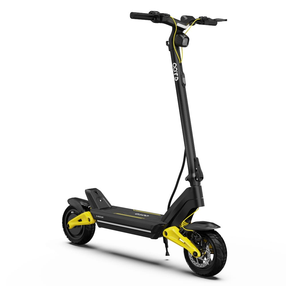 Scooter elettrico nero e giallo su sfondo bianco. Lo scooter ha un design elegante.
