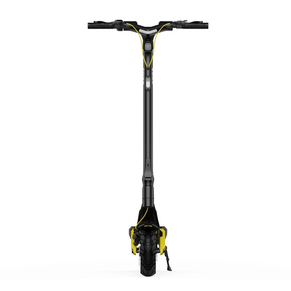 Scooter elettrico nero e giallo. Manubrio, stelo e pneumatico. Sfondo bianco.