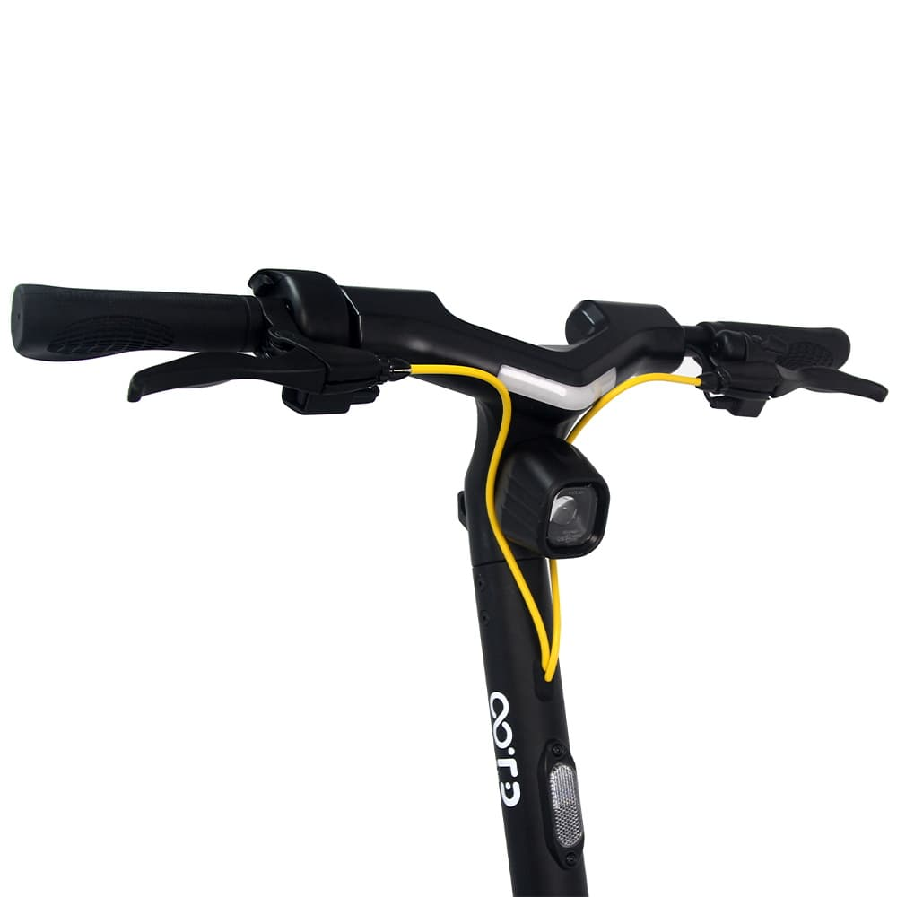 Manubrio nero per scooter elettrico. Contiene un faro, freni e un cavo giallo.