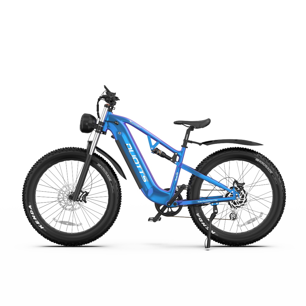 Ein blaues Elektrofahrrad auf weißem Hintergrund. Es hat große Reifen und einen Scheinwerfer.