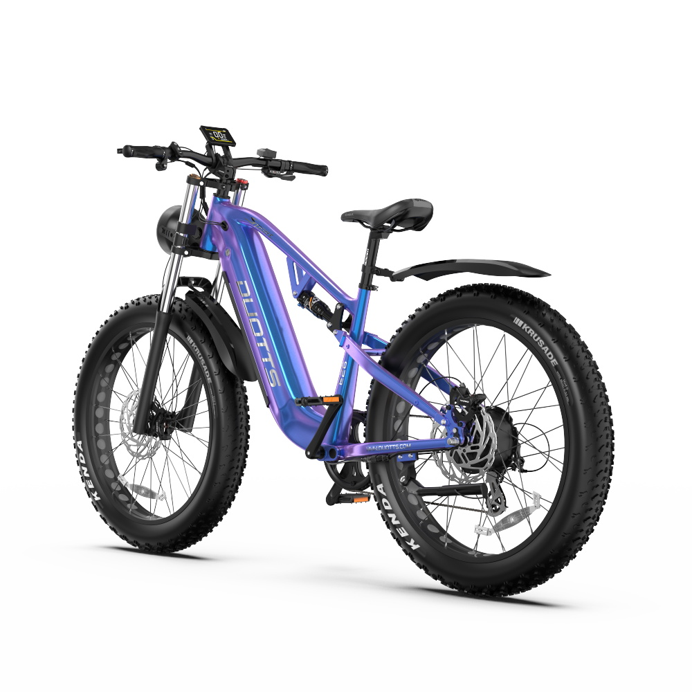 Ein Elektrofahrrad mit blau-lila Rahmen, dicken Reifen und Scheinwerfer.