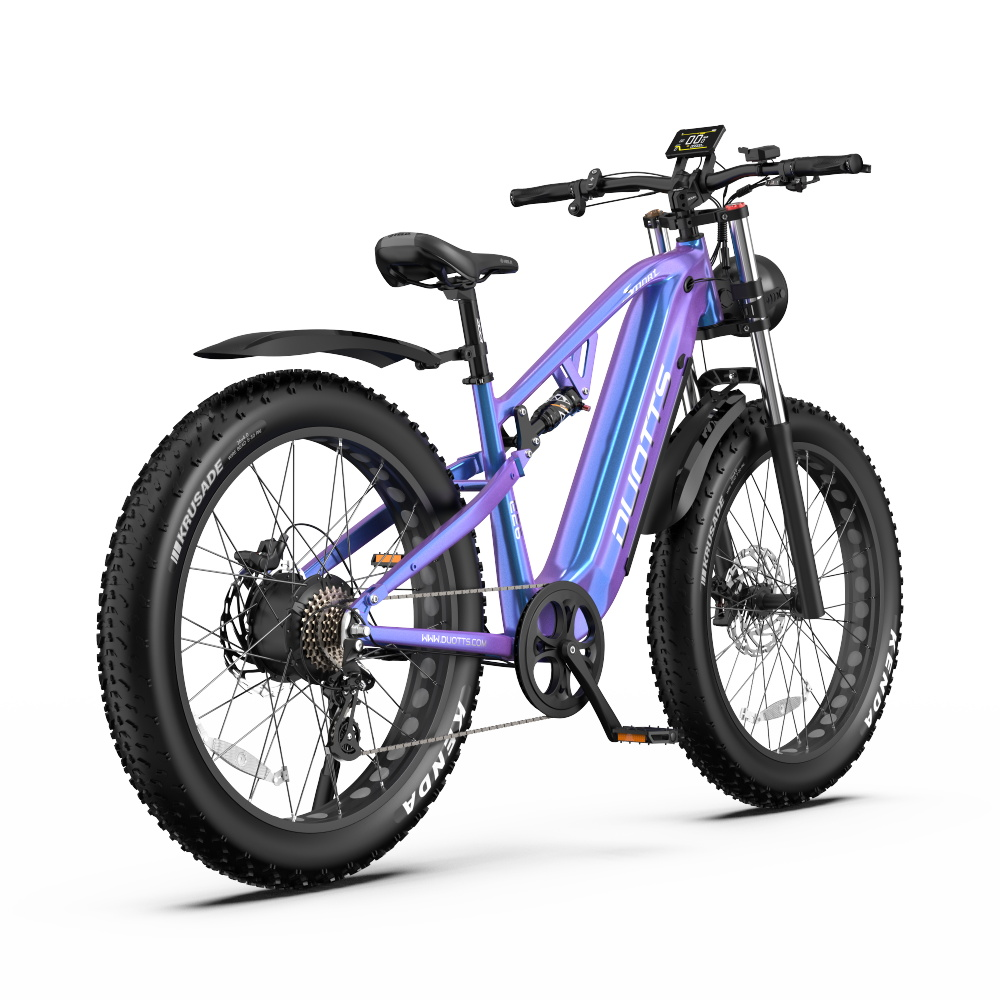 Ein blau-violettes E-Bike mit breiten Reifen vor weißem Hintergrund. Es ist eine Seitenansicht.