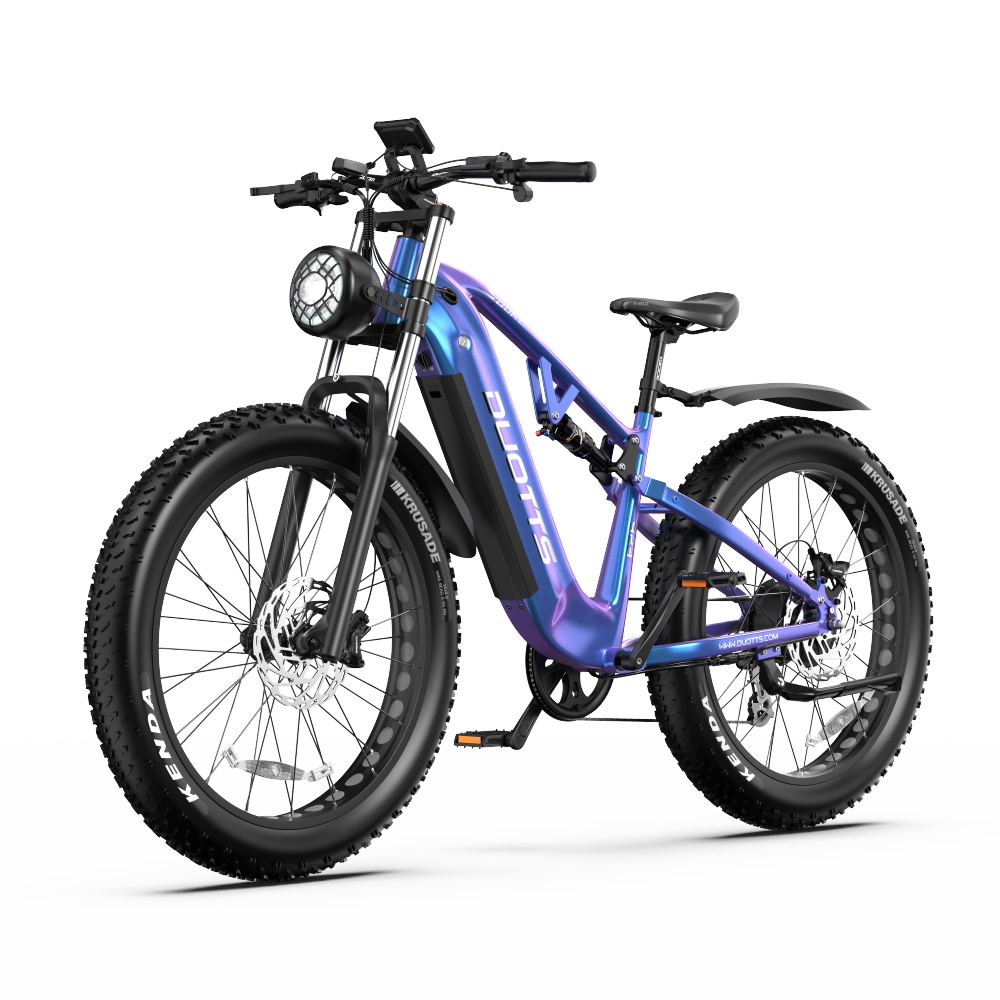 Ein lila-blaues elektrisches Mountainbike mit fetten Reifen, einem Scheinwerfer und einem Federungssystem.